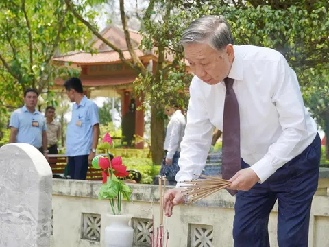 Đồng chí Tô Lâm, Tổng Bí thư, Chủ tịch nước dâng hương tại Nghĩa trang liệt sĩ quốc gia Trường Sơn