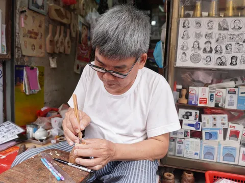 Chuyện về người cuối cùng giữ nghề khắc dấu thủ công ở Hà Nội