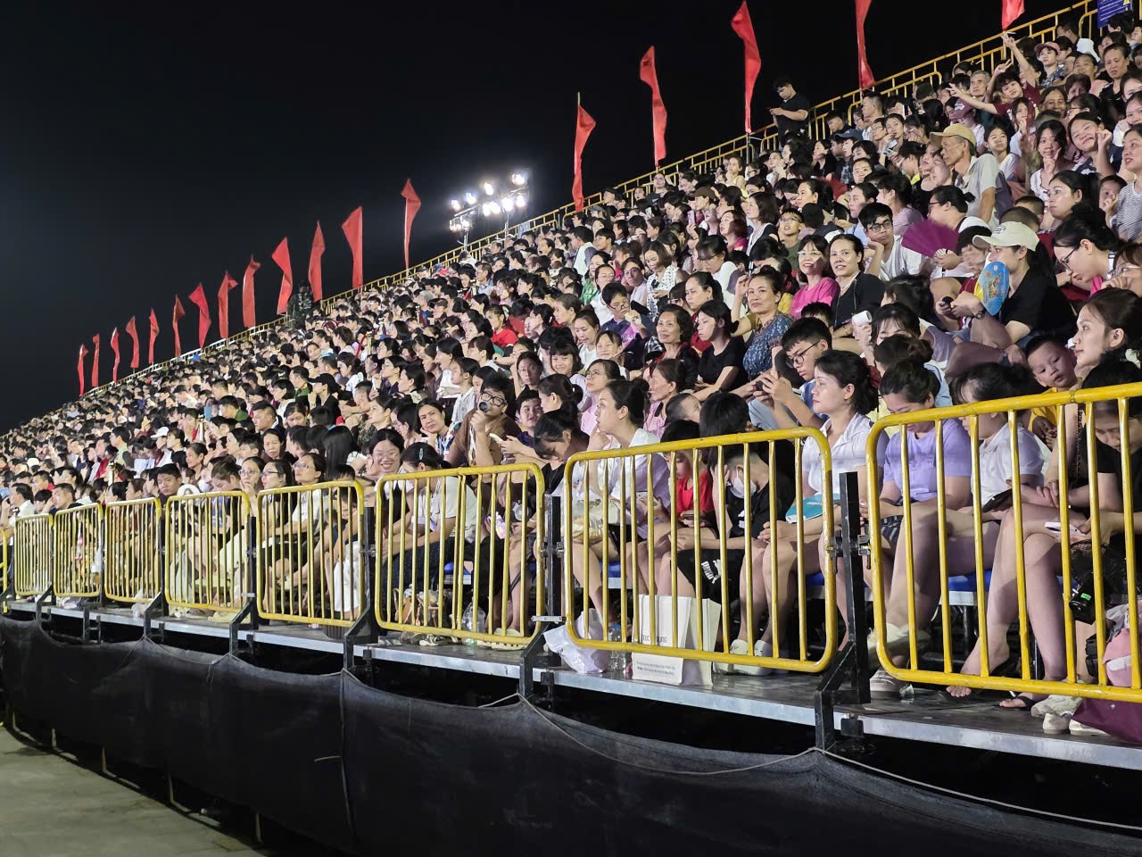 dong-nguoi-xem-1779637993.jpg