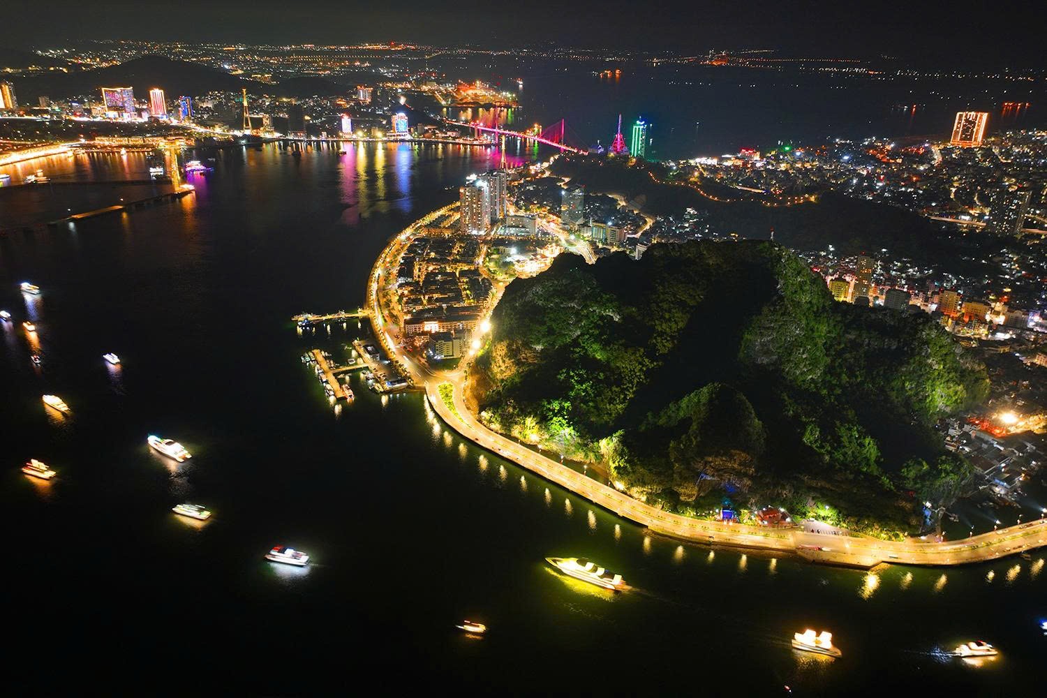 quang-canh-ha-long-dem-30426-1777635700.jpg