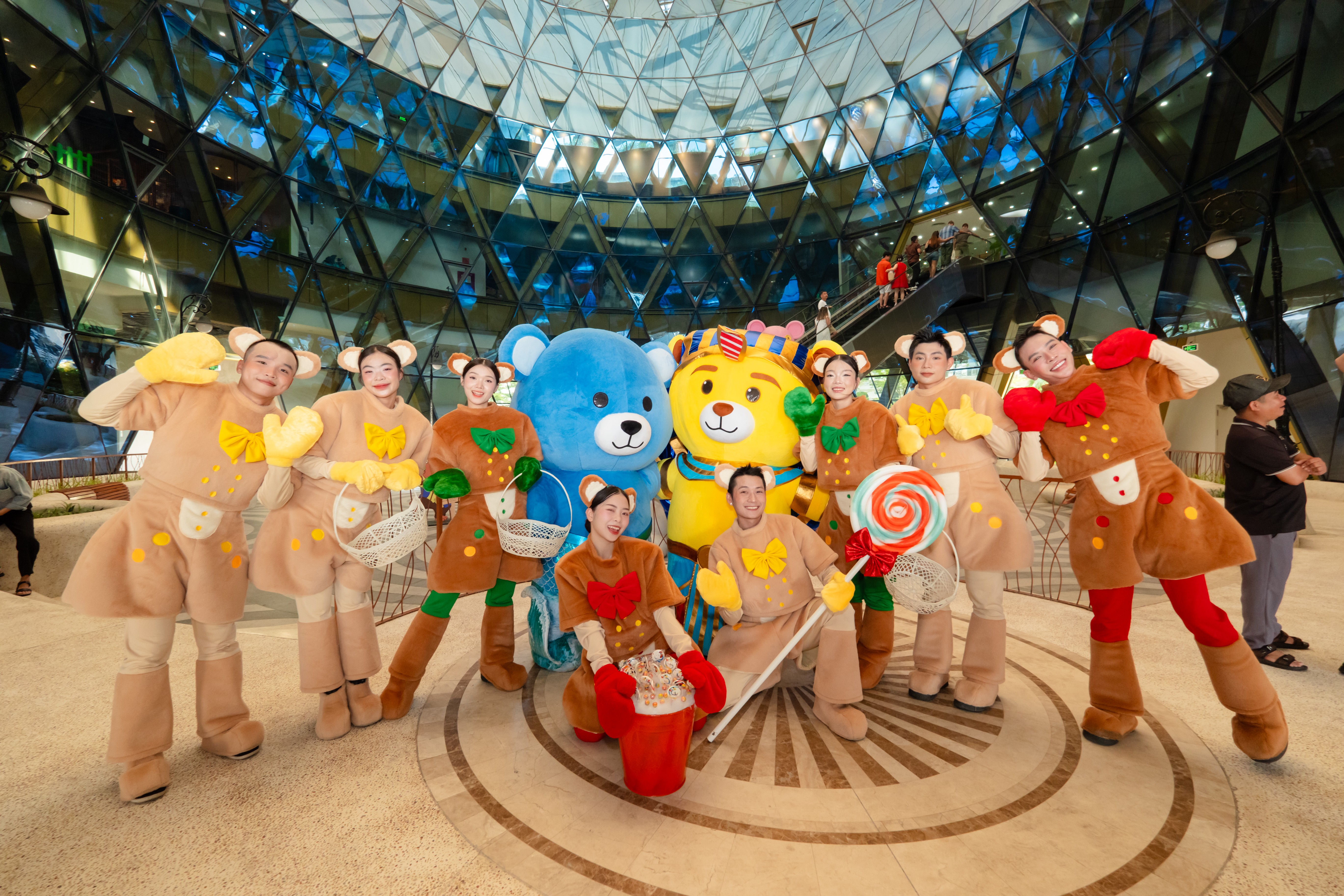 a6-show-bieu-dien-gau-teddy-candy-tai-grand-world-phu-quoc-tro-thanh-hien-tuong-mang-xa-hoi-1782115441.JPG