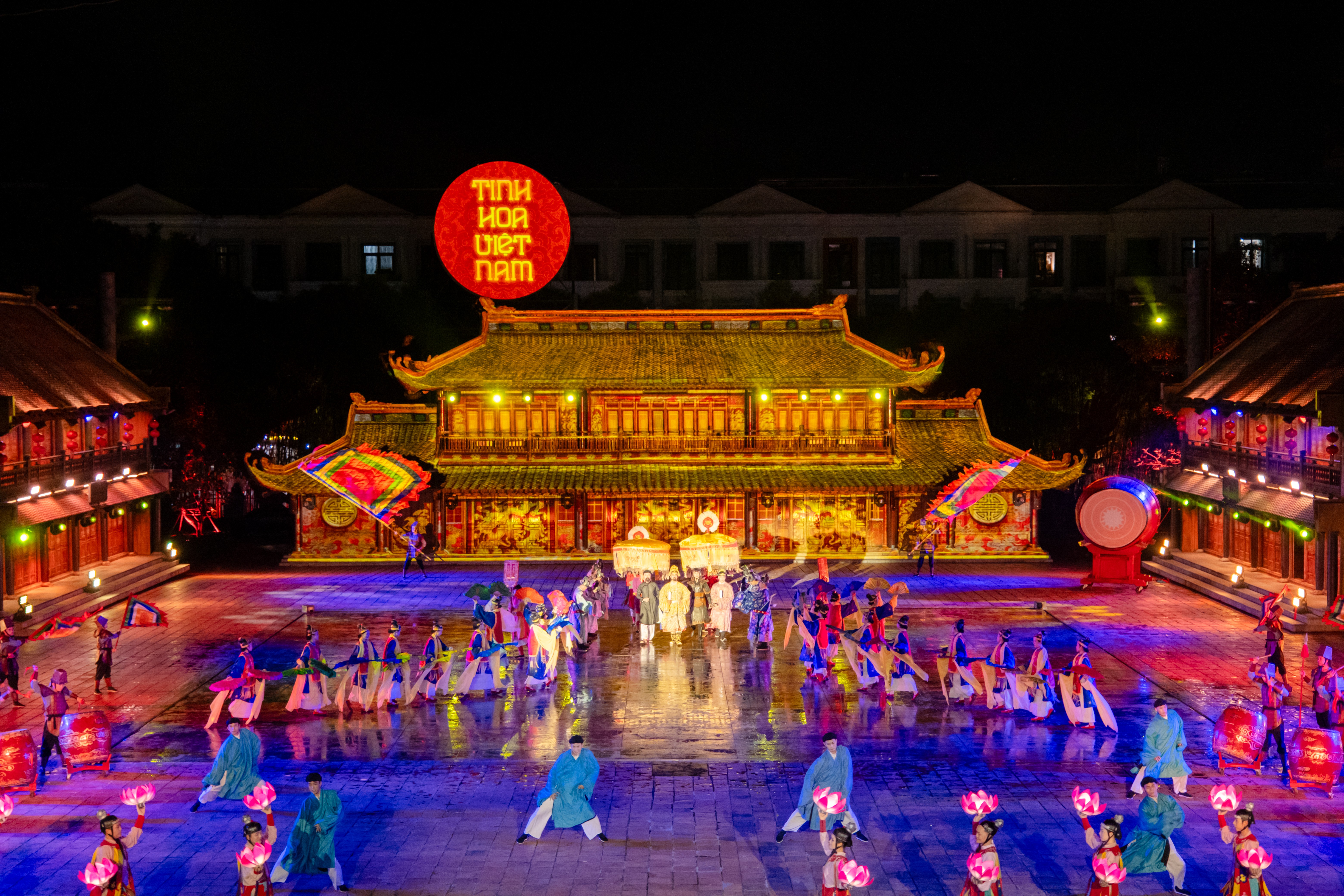 a7-nhung-show-dien-quy-mo-lon-tro-thanh-mot-phan-khong-the-thieu-cua-trai-nghiem-du-lich-ve-dem-tai-phu-quoc-1782114739.jpg