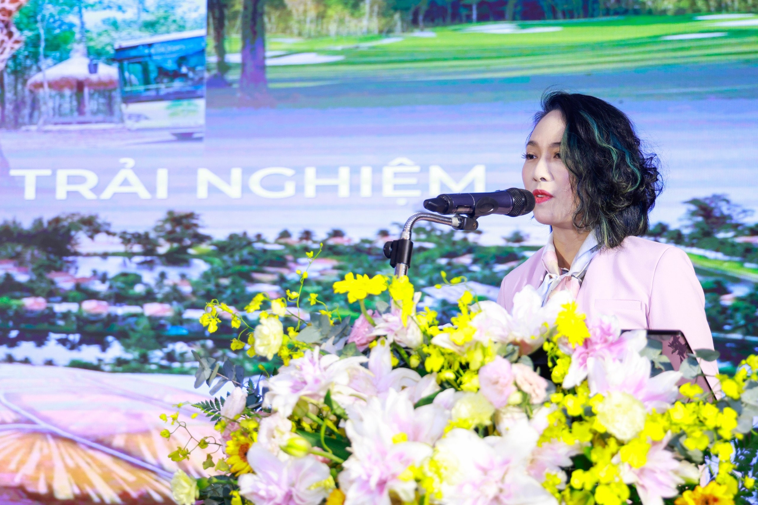 ba-nguyen-thu-phuong-giam-doc-chuoi-khach-san-vinpearl-tap-doan-vingroup-tham-luan-tai-hoi-thao-anh-quang-vinh-1782460823.jpg