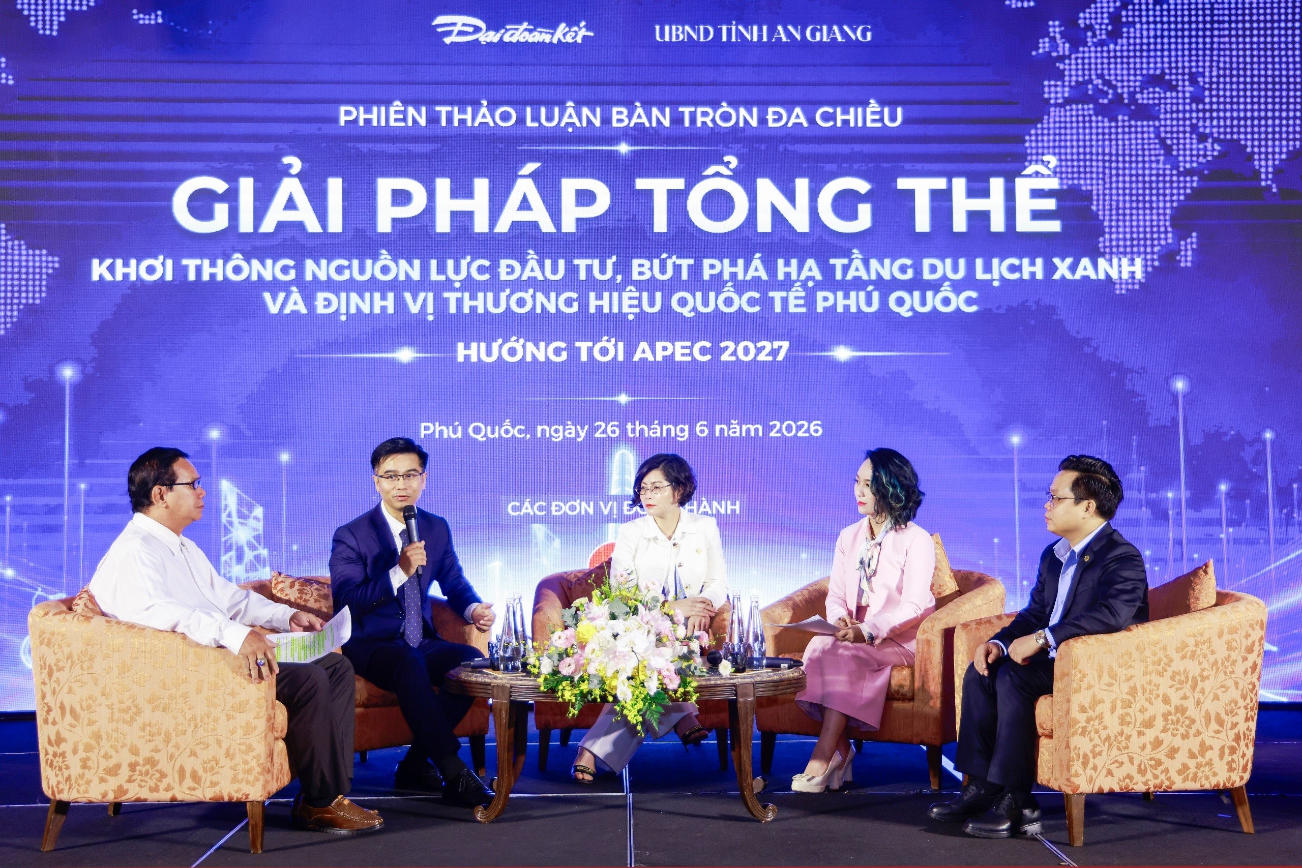 cac-dai-bieu-trao-doi-tai-phien-thao-luan-ban-tron-de-xuat-nhieu-giai-phap-khoi-thong-nguon-luc-dau-tu-phat-trien-du-lich-xanh-va-nang-cao-vi-the-quoc-te-cua-phu-quoc-anh-quang-vinh-1782461416.jpg