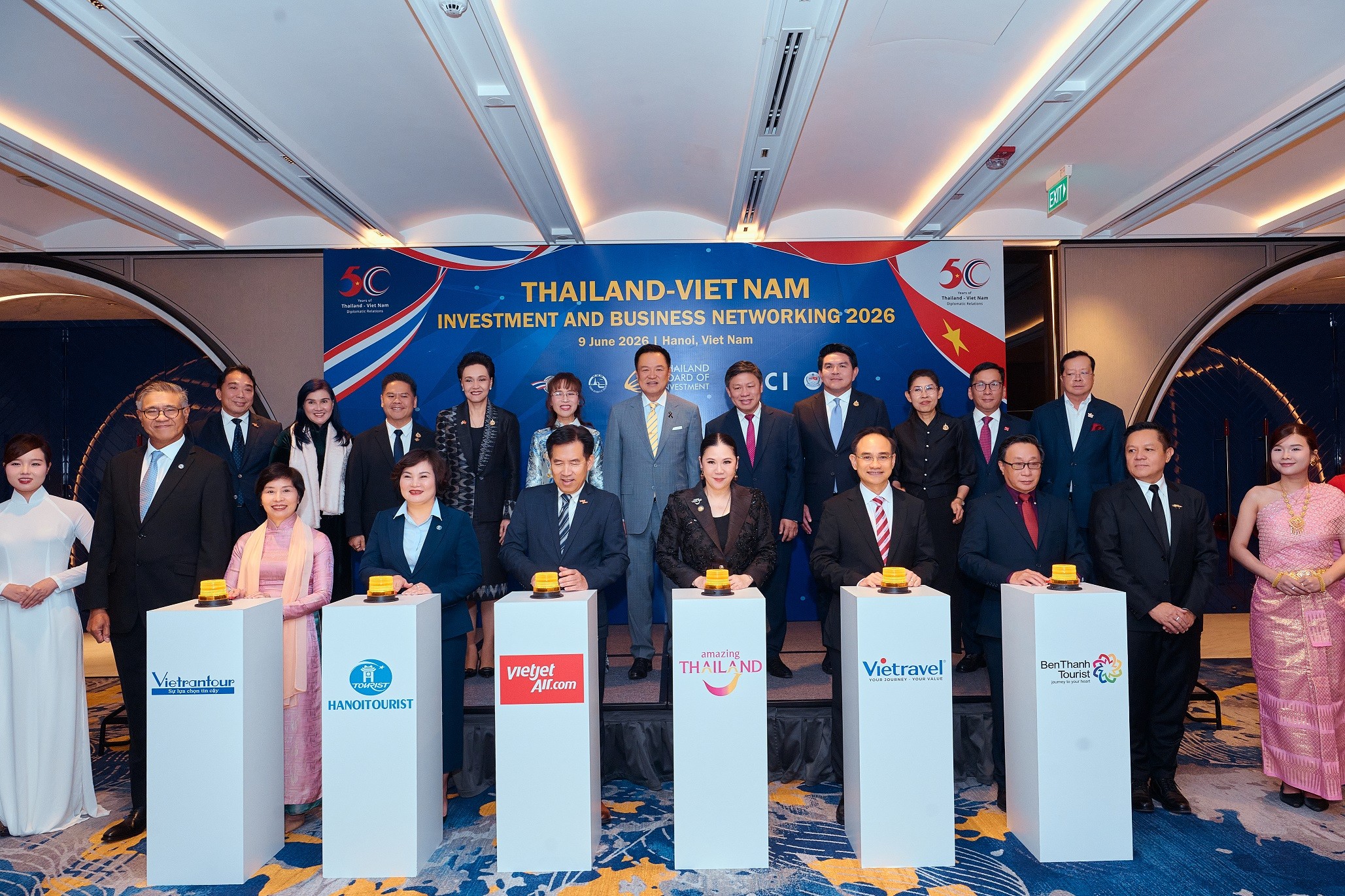 h02-tong-cuc-truong-tcdl-thai-lan-va-dai-dien-cac-doanh-nghiep-thuc-hien-nghi-thuc-khai-mac-truoc-su-chung-kien-cua-thu-tuong-thai-lan-1781072515 h02-tong-cuc-truong-tcdl-thai-lan-va-dai-dien-cac-doanh-nghiep-thuc-hien-nghi-thuc-khai-mac-truoc-su-chung-kien-cua-thu-tuong-thai-lan-1781072515.jpg