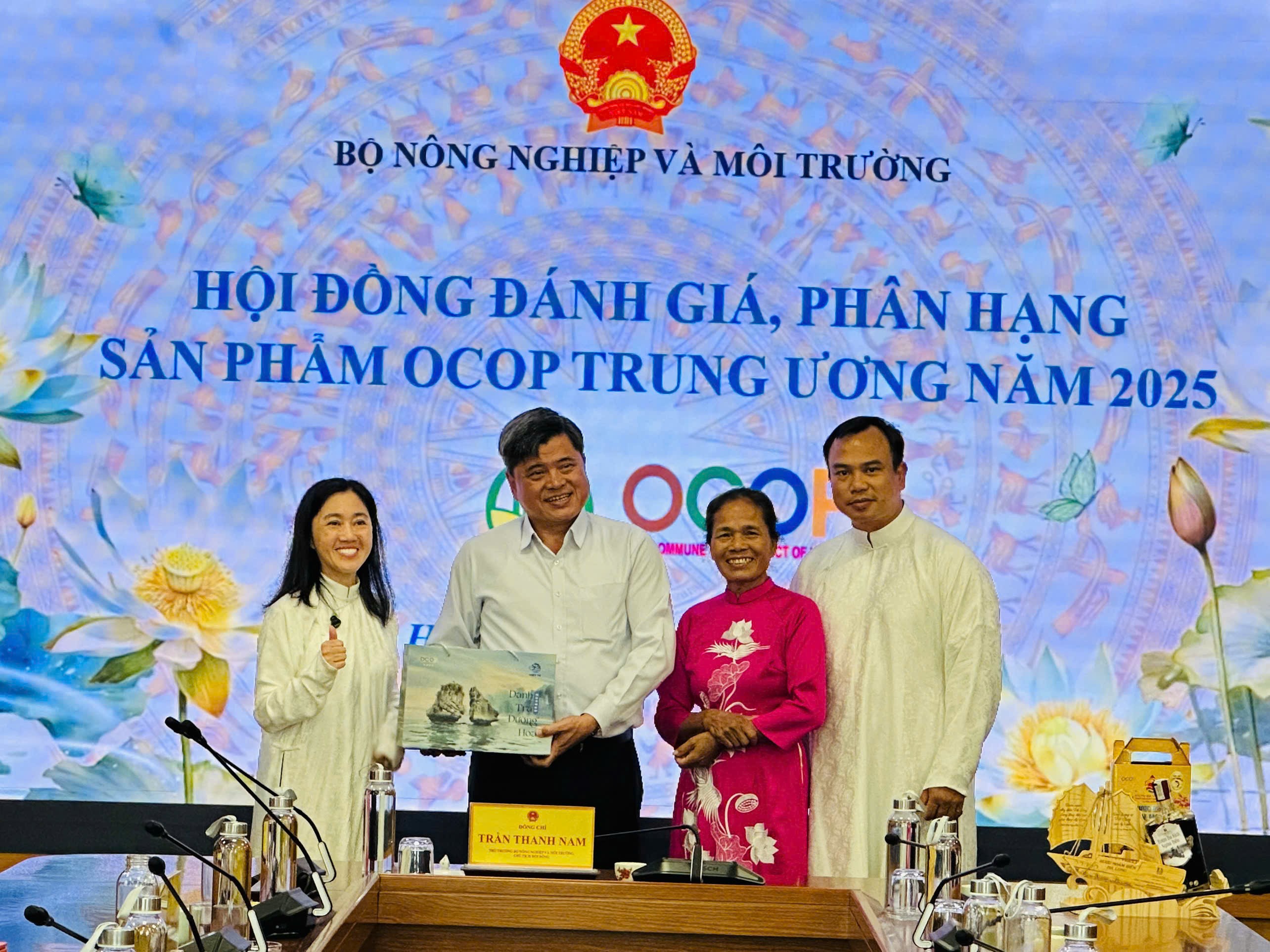 tra-duong-hoa-duoc-vinh-danh-1782403107.jpg