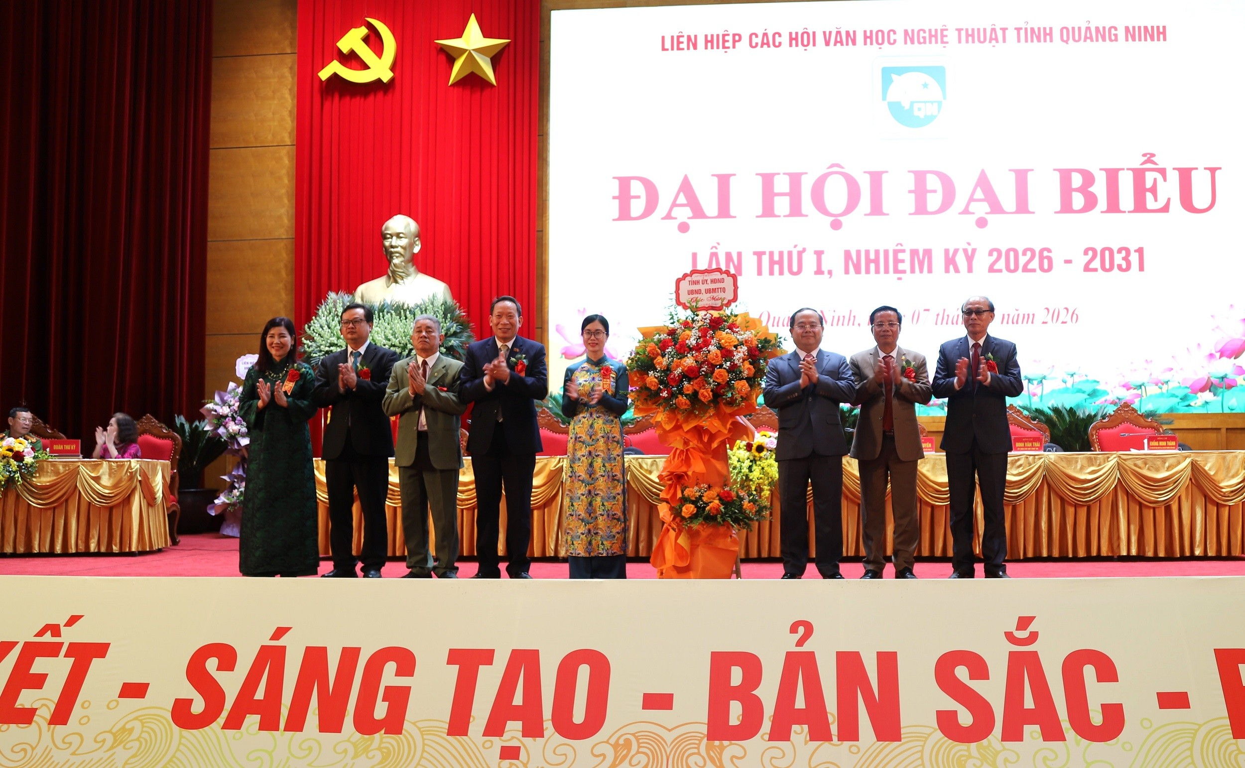 7-bi-thu-tinh-uy-tang-hoa-2-1783518212 7-bi-thu-tinh-uy-tang-hoa-2-1783518212.jpg