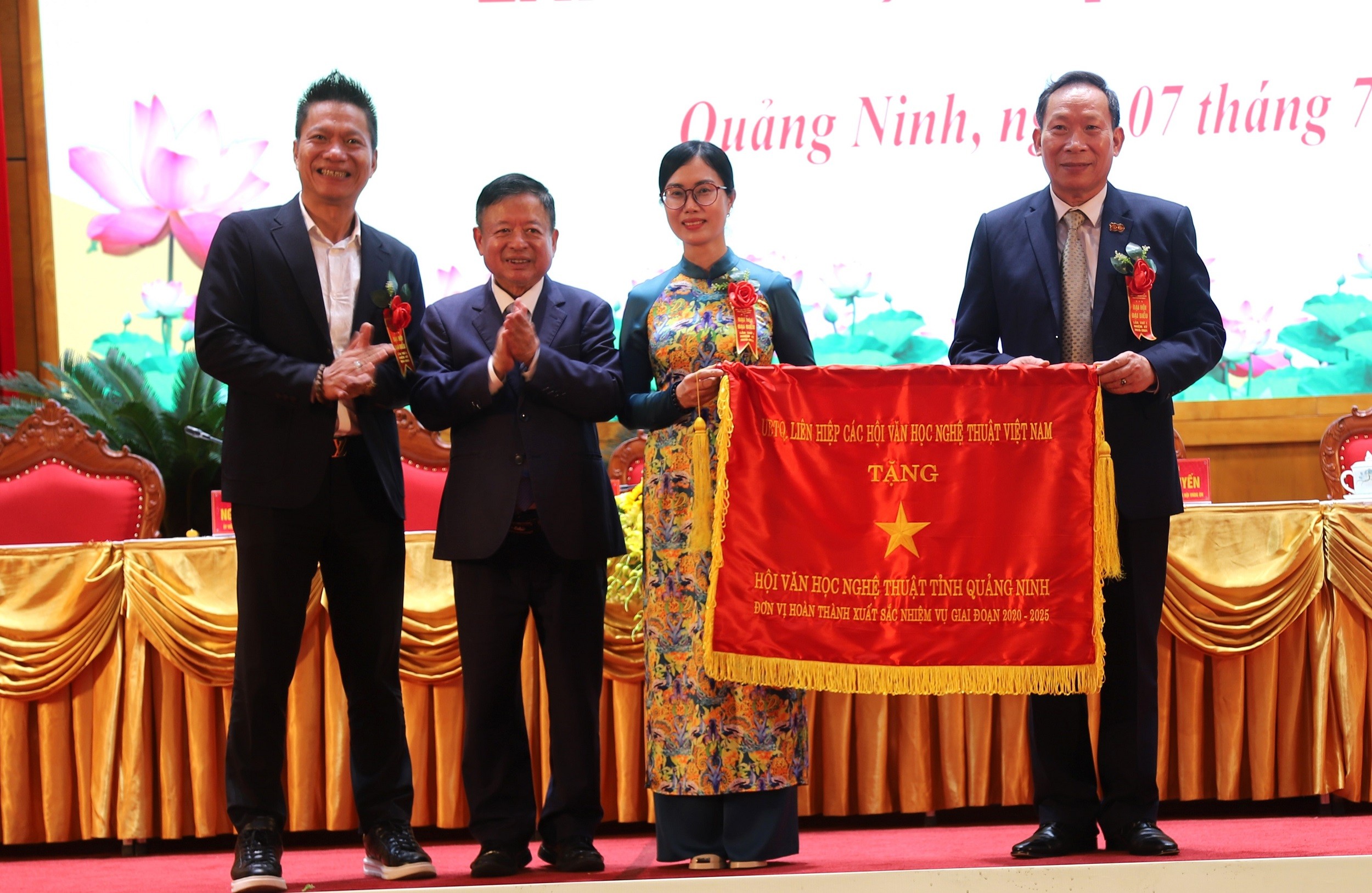 a-8-tang-co-thi-dua-1783518270 a-8-tang-co-thi-dua-1783518270.jpg