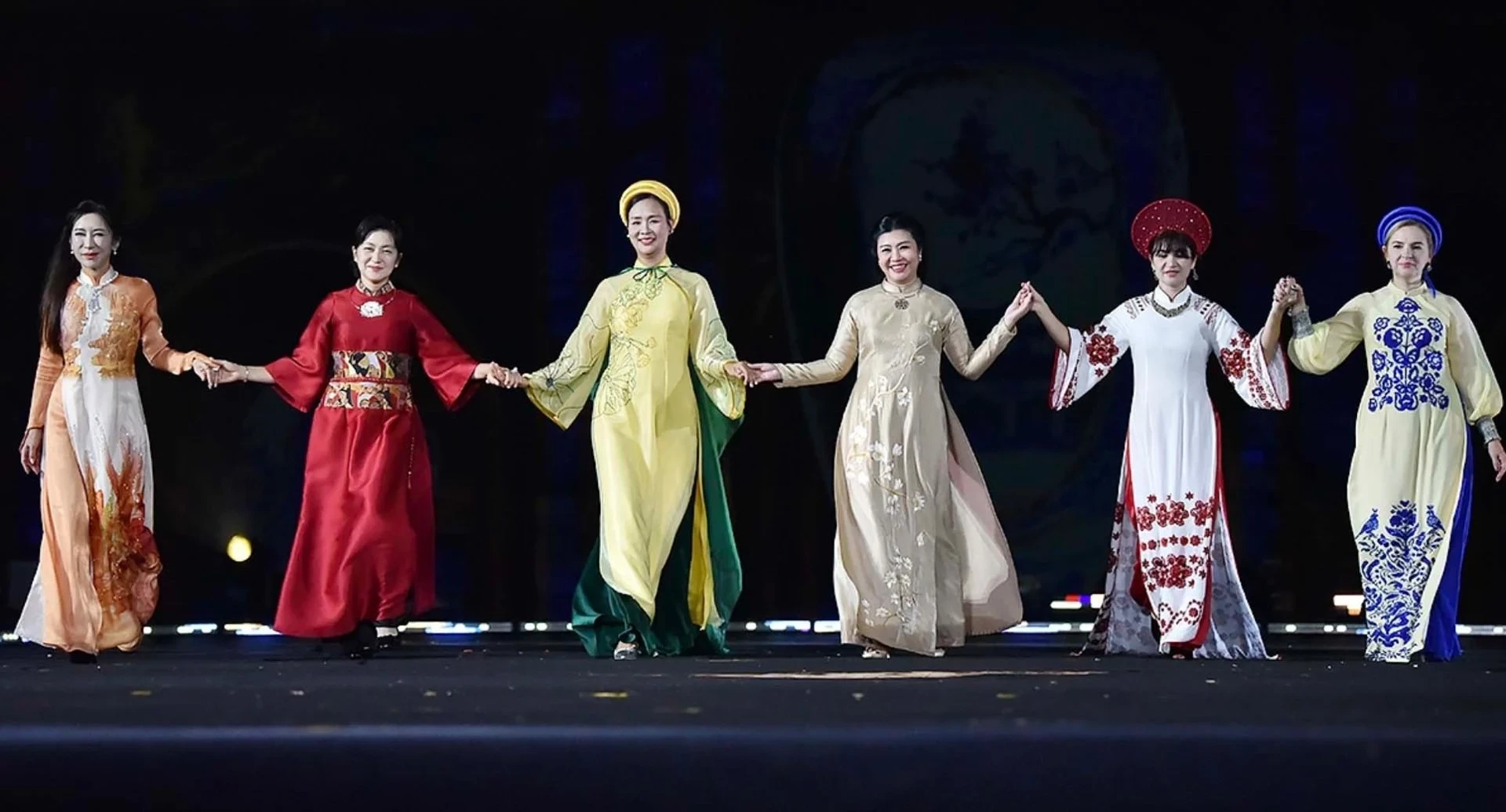 1760328245866-le-hoi-van-hoa-the-gioi-buoc-chan-di-san13-0921-1786361921.webp
