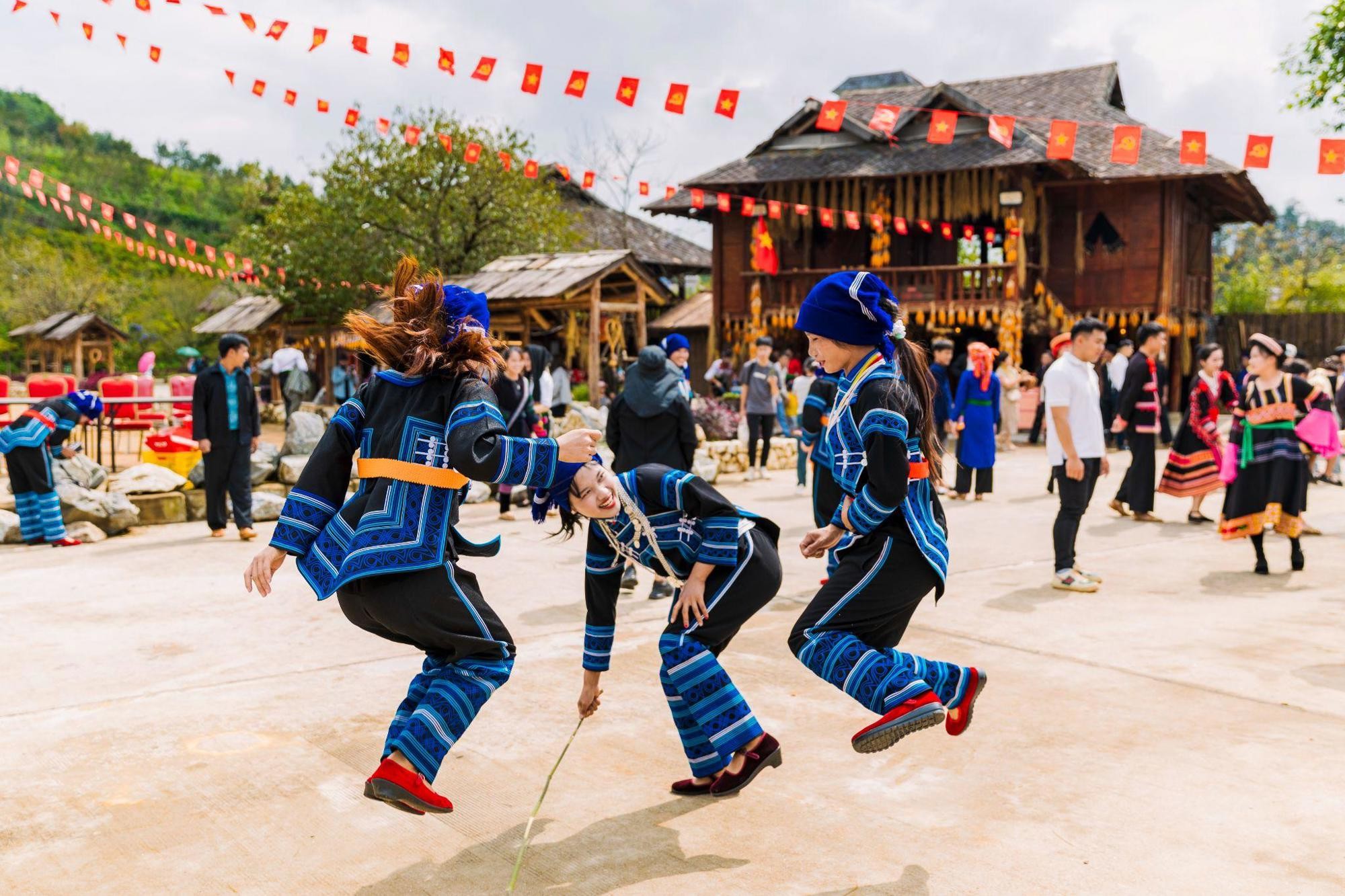 1le-hoi-mua-vang-ban-may-1787314296 1le-hoi-mua-vang-ban-may-1787314296.jpg