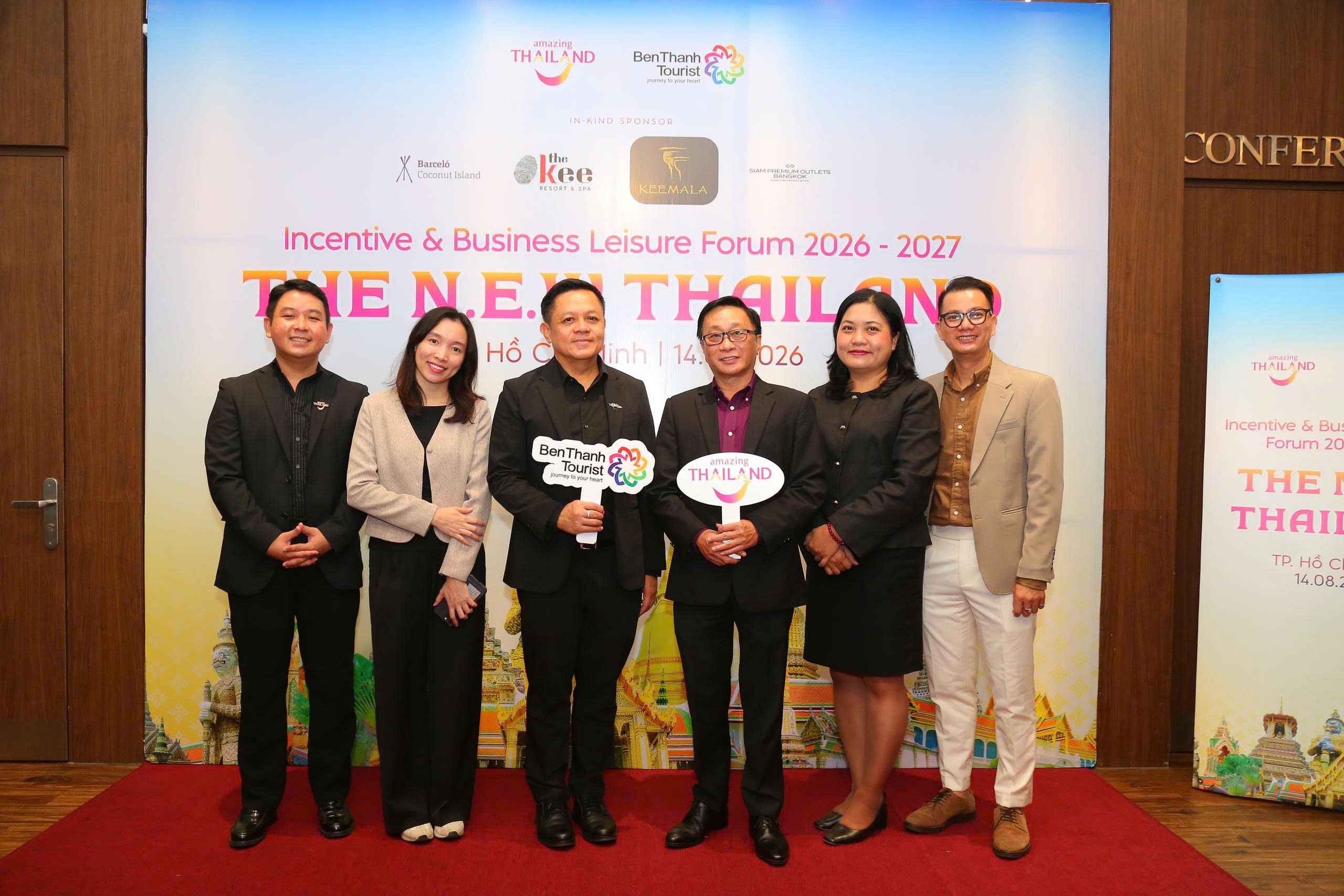 h01-cac-dai-dien-benthanh-tourist-va-tat-chup-anh-giao-luu-tai-su-kien-1786717127.jpg