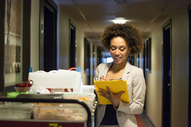 housekeeping-sap-xep-do-vat-tren-xe-day-trolley-1786343807.jpg