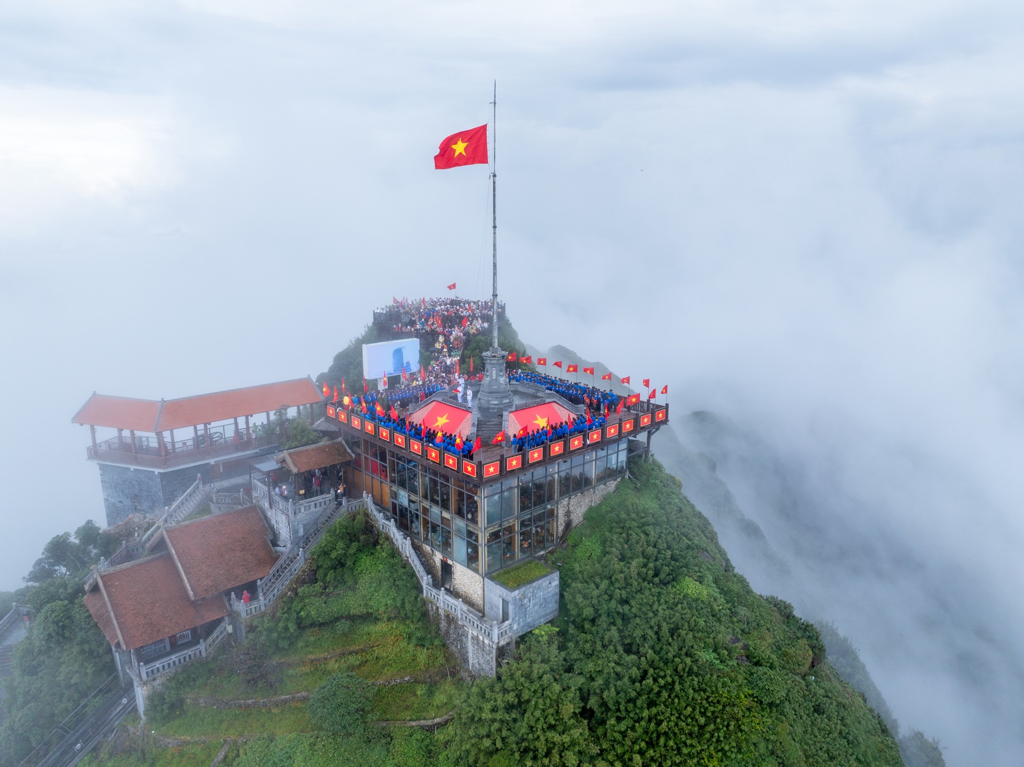 la-co-do-sao-vang-tung-bay-tren-noc-nha-dong-duong-1787314308 la-co-do-sao-vang-tung-bay-tren-noc-nha-dong-duong-1787314308.jpg