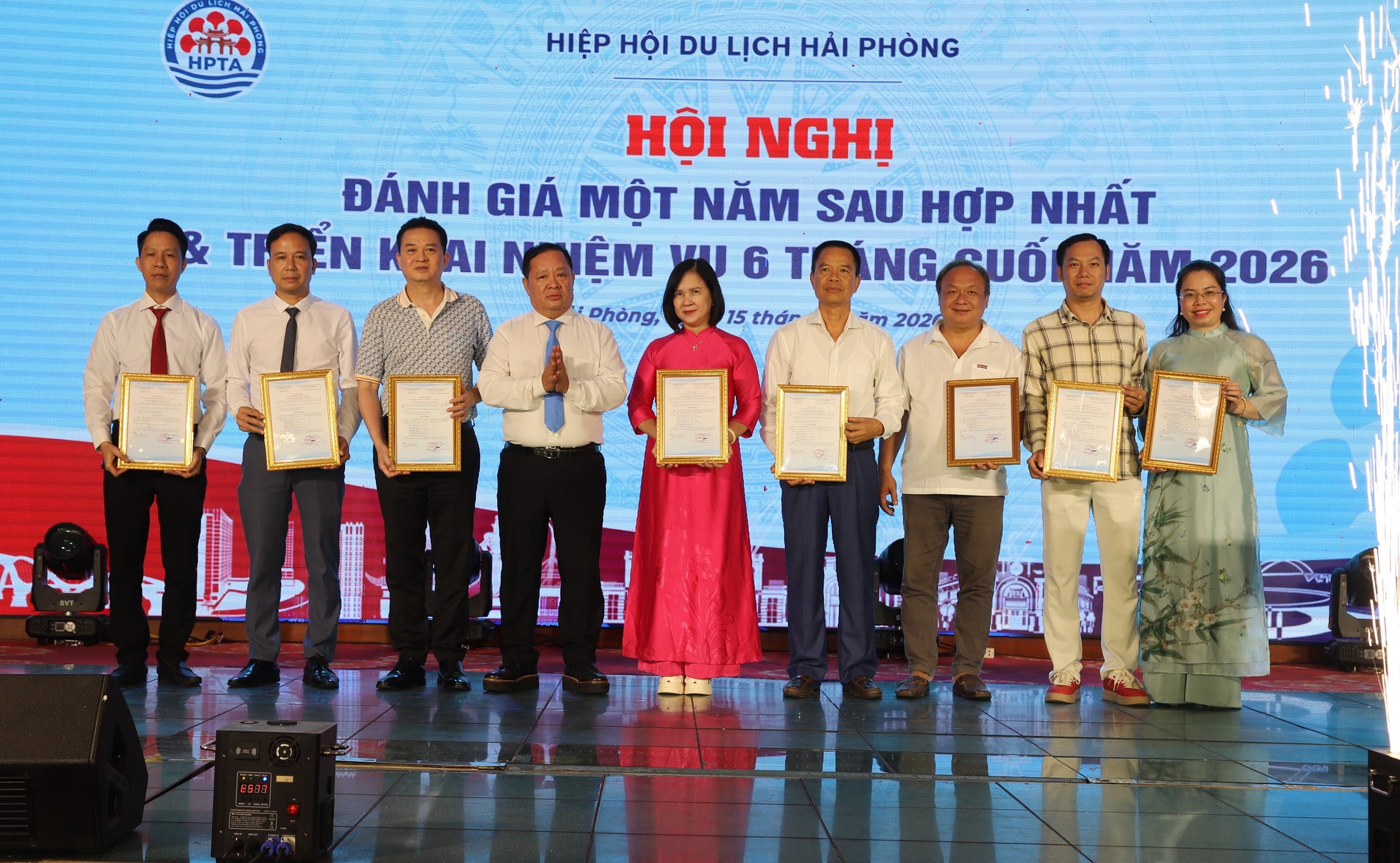ong-xo-trao-quyet-dinh-2-1786974850.jpg