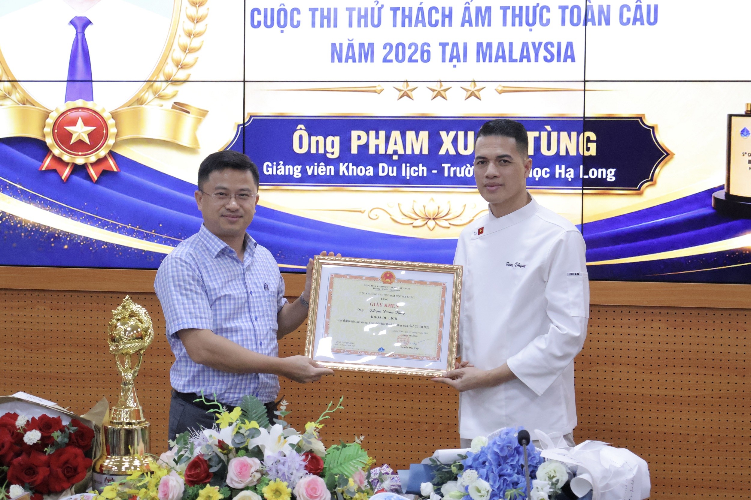 ts-nguyen-duc-tiep-trao-bang-khen-1785476372.jpg