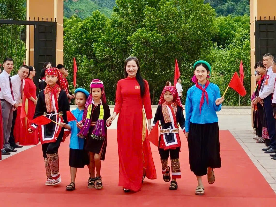 dua-hs-den-truong-1788613354.jpg