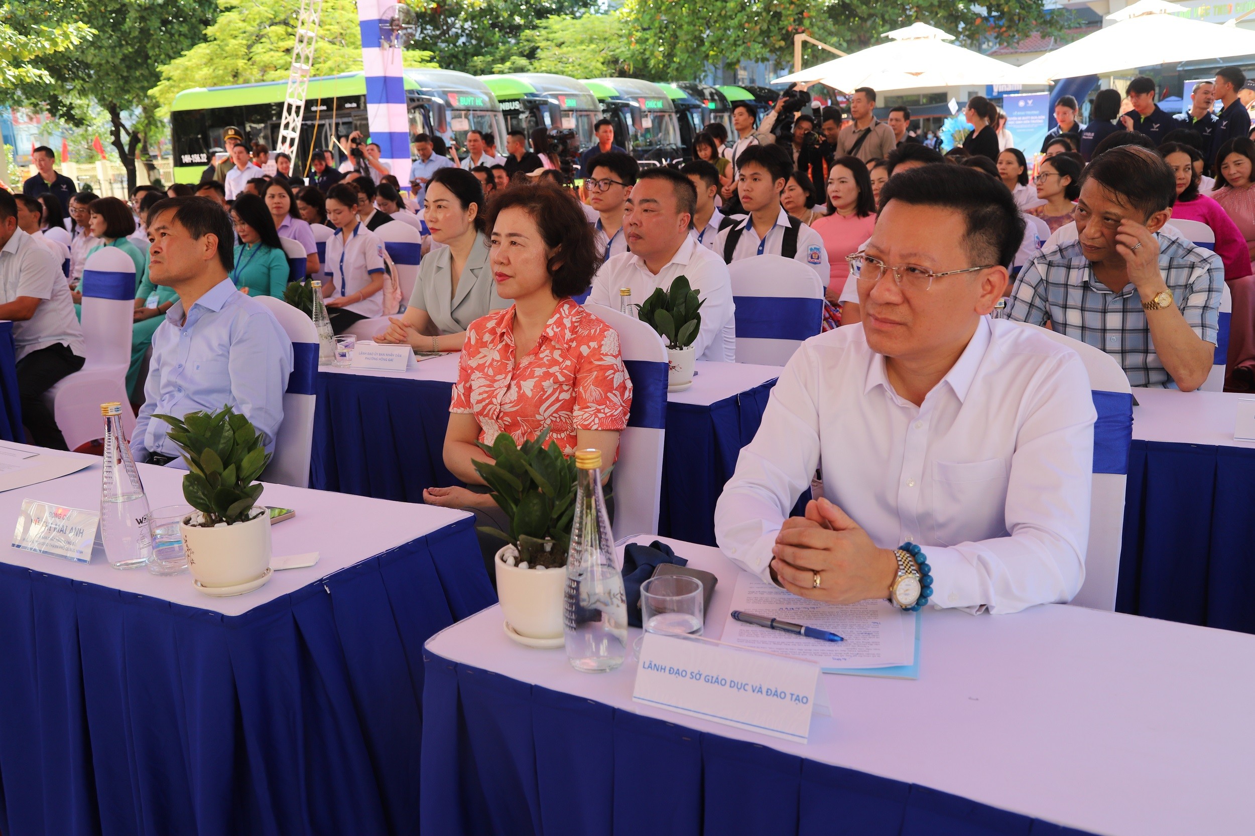 nguoi-du-1788451555.jpg