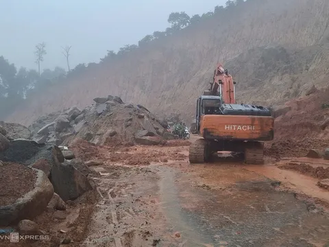 Đèo Gia Bắc lại sạt lở giữa mùa mưa, tuyến Quốc lộ 28 tạm gián đoạn