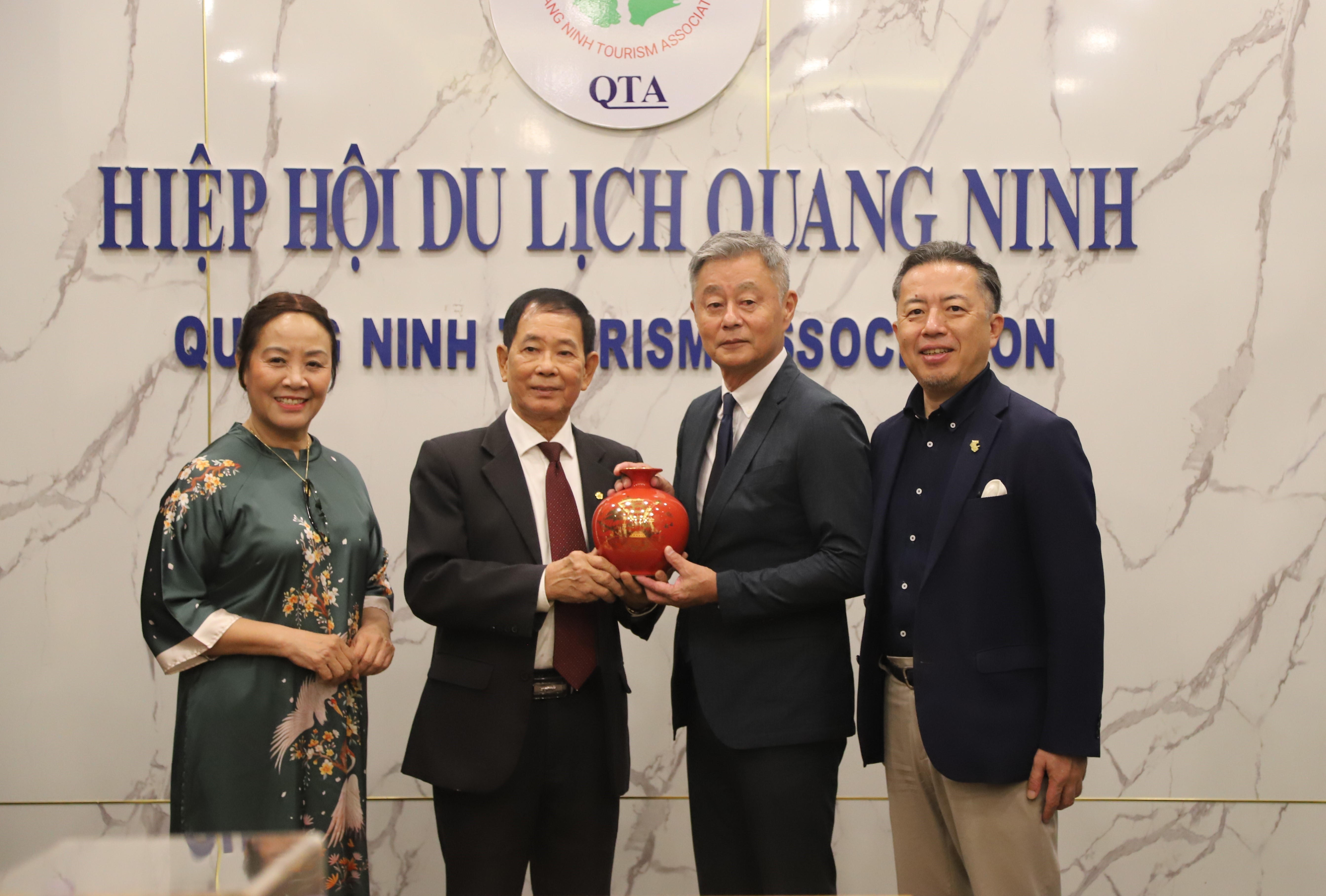 bon-nguoi-tang-qua-may-anh-1791816432 bon-nguoi-tang-qua-may-anh-1791816432.jpg