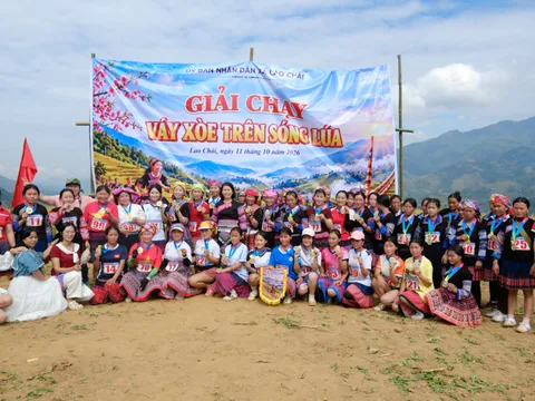 Váy xòe rực rỡ giữa sóng lúa Lao Chải