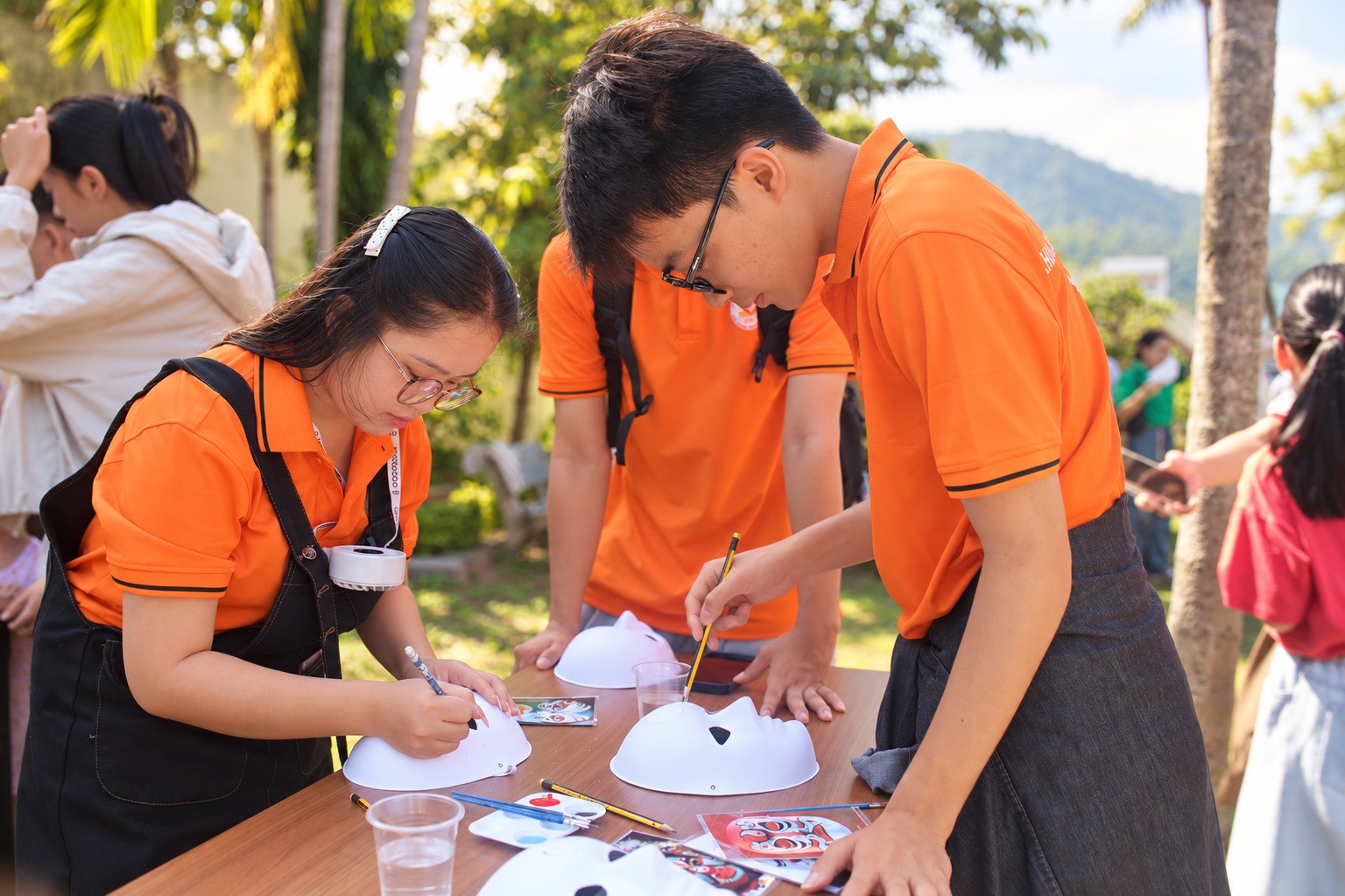 Vẽ mặt nạ Tuồng.